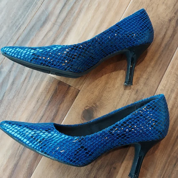 Pumps - Picture 2 of 5